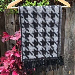 Macy’s Brand NEW! Soft patterned scarf